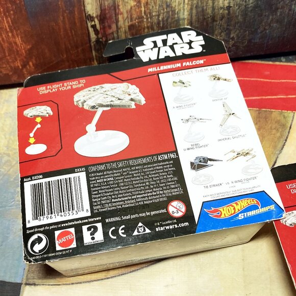 (2) NEW STAR WARS TOYS - CLASSIC MILLENNIUM FALCON ** 2014 *** INCLUDES STAND - Picture 4 of 5